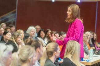 Monika Matschnig, Expertin für Körpersprache und Wirkungsexzellenz, war eine von vielen hochkarätigen Speakerinnen und Speakern der ART of Recruiting im Salzburg Congress.  Monika Matschnig, Expertin für Körpersprache und Wirkungsexzellenz, war eine von vielen hochkarätigen Speakerinnen und Speakern der ART of Recruiting im Salzburg Congress.