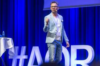 Business Angel Philipp Maderthaner eröffnete die AOR mit seinem Vortrag „Und alle ziehen mit! – Wie die Besten Transformation meistern“.  Business Angel Philipp Maderthaner eröffnete die AOR mit seinem Vortrag „Und alle ziehen mit! – Wie die Besten Transformation meistern“.