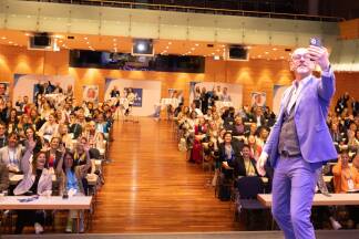 Bernhard Baumgartner, Hauptmoderator der AOR, hielt auch ganz spontan einen Vortrag (über sein Lieblingsthema BusinessKabarett).  Bernhard Baumgartner, Hauptmoderator der AOR, hielt auch ganz spontan einen Vortrag (über sein Lieblingsthema BusinessKabarett).