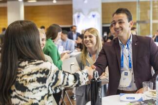 Auch Speaker wie hier Tobias Mösl nutzten die Möglichkeit zum Netzwerken.  Auch Speaker wie hier Tobias Mösl nutzten die Möglichkeit zum Netzwerken.
