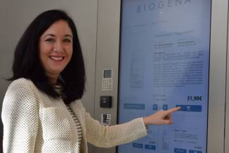 Geschäftsführerin Julia Hoffmann zeigt, wie der vollautomatisierte Biogena-Shop in der Good Health World in Koppl funktioniert. Ein Roboter gibt die bestellten Dosen heraus. Geschäftsführerin Julia Hoffmann zeigt, wie der vollautomatisierte Biogena-Shop in der Good Health World in Koppl funktioniert. Ein Roboter gibt die bestellten Dosen heraus.