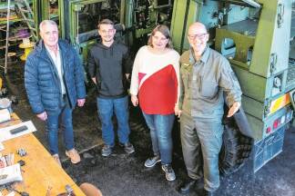 Starkes Team (von links): Personalverantwortlicher Helmut Neudorfer, der frischgebackene Elektronikgeselle Benjamin Cimr, Ausbilderin Sonja Killer und Oberst Bernd Huber, stellvertretender Kommandant des Heereslogistikzentrums Salzburg. Starkes Team (von links): Personalverantwortlicher Helmut Neudorfer, der frischgebackene Elektronikgeselle Benjamin Cimr, Ausbilderin Sonja Killer und Oberst Bernd Huber, stellvertretender Kommandant des Heereslogistikzentrums Salzburg.