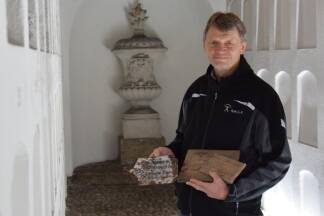 Norbert Haslauer leitet die Umbaumaßnahmen der Kirche über der Gruft. In der Vase im Hintergrund sind die Eingeweide eines früheren Salzburger Erzbischofs beigesetzt. 