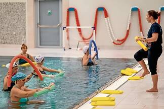 Wasser-Gymnastik ist ein Training, das sich grundsätzlich für jede und jeden eigne, insbesondere aber für Menschen mit Verletzungen und bestimmten Erkrankungen. 