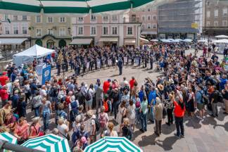 Großes Publikumsinteresse beim Konzert auf dem Alten Markt in Salzburg. 