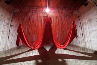 Beeindruckend emotional in harter Umgebung: Chiharu Shiotas Installation „Wo sind wir jetzt“ im KZ Gedenkstollen in Ebensee.  