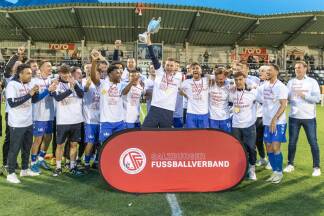 Saalfeldens verletzter Kapitän Tamás Tandari nahm den Pokal nach dem Finalerfolg entgegen. 