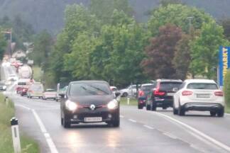 Auf den Begleitstraßen zur A10 bildeten sich ebenfalls lange Autoschlangen. 