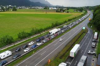 Stau auf der Tauernautobahn nahe Hallein, das Foto wurde beim Parkplatz Bruderloch mit einer Drohne aufgenommen. 