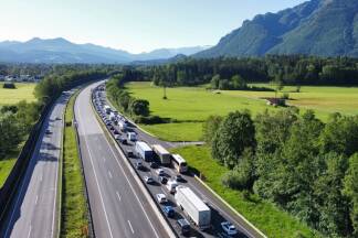 Stau auf der Tauernautobahn – hier beim Knoten Salzburg. Samstagfrüh brachte der Pfingstreiseverkehr sogar bis zum Walserberg alles zum Erliegen. 