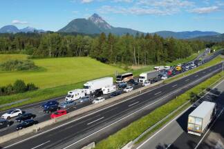 Stau auf der Tauernautobahn – hier beim Knoten Salzburg. Samstagfrüh brachte der Pfingstreiseverkehr sogar bis zum Walserberg alles zum Erliegen. 