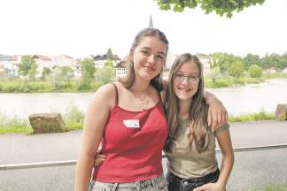 Regina und Sonja vom Rottmayr-Gymnasium Laufen nahmen am Quiz teil. 