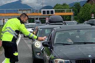 Mitarbeiterinnen und Mitarbeiter der Asfinag verteilten am Samstagvormittag Wasser und Plüschtiere an die wartenden Verkehrsteilnehmer. 