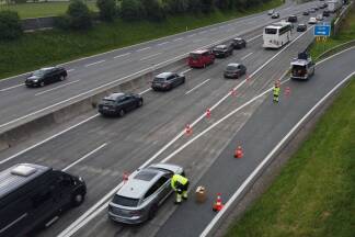 Mitarbeiterinnen und Mitarbeiter der Asfinag verteilten am Samstagvormittag Wasser und Plüschtiere an die wartenden Verkehrsteilnehmer. 