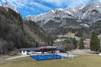 Zwischen den Umkleiden und dem Fußballplatz entstehen in den nächsten Monaten zwei Padel-Plätze. 