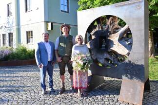 Künstler Christian Lorenzoni mit Brigitta Pansy-Kunesch und Bgm. Stemeseder steht im neuen Raum für Kultur. Künstler Christian Lorenzoni mit Brigitta Pansy-Kunesch und Bgm. Stemeseder steht im neuen Raum für Kultur.