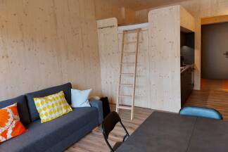 Und wie sieht so eine Mamamia-Wohnung von innen aus? Die Leiter führt zum Bett. Geschlafen wird über dem Abstellraum.  