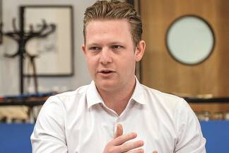 Bernhard Bocksrucker ist seit jeher beseelt von der Idee, Unternehmer zu werden. Er studierte in Linz BWL, brach jedoch ab und gründete mit zwei Freunden ein Unternehmen. Die Idee dafür kam ihnen nach einem Gespräch mit einem Landwirt, der berichtete, was er pro Woche an Lebensmitteln wegwerfen muss. Es entstand die Retterbox, später wurde die Geschäftsidee in Afreshed geändert, das nun Bioobst- und -gemüsekisten für B2C-Kunden liefert. Mit dieser Geschäftsidee war Bernhard Bocksrucker im Februar 2022 bei „2 Minuten 2 Millionen“. Seither wächst das Unternehmen stetig.  