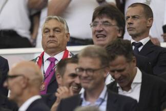 Zu Gast im Stadion: Ungarns Premier Viktor Orbán (l.) neben UEFA-Chef Aleksander Ceferin. 