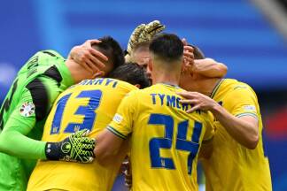 Die ukrainische Mannschaft jubelt nach ihrem Sieg gegen die Slowakei. 