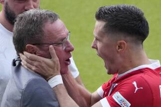 Christoph Baumgartner jubelt mit Teamchef Ralf Rangnick.  