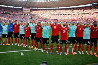 Nach dem Sieg ließen sich Österreichs Fußballer von den 25.000 mitgereisten Fans feiern.  