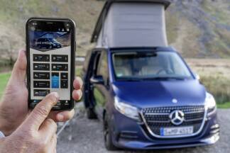 Das Aufstelldach öffnen, die Temperatur der Standheizung regulieren oder kontrollieren, wie viel Frischwasser noch im Tank ist – diese und unzählige weitere Funktionen sind im Mercedes nur einen Fingertipp auf den frei stehenden Monitor im Cockpit oder wahlweise die dazugehörige Smartphone-App entfernt.  