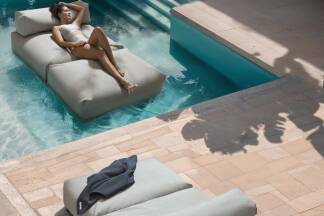 Bequemlichkeit verspricht das Badesofa zu Wasser und zu Land. 