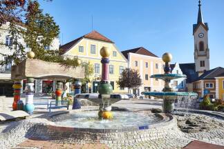 Eine Hommage an das köstliche Nass im Waldviertel: der Hundertwasser-Brunnen in Zwettl. 