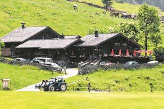 Nach der Wanderung lockt die Senningeralm mit Köstlichkeiten und dem gemütlichen Ausklang. Bilder: egbi  