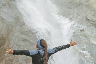 Tief durchatmen am Fensterbach. Der Wasserfall ist viel besucht und willkommener Hotspot für Abkühlung. Bilder: egbi 