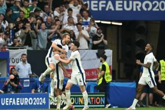 Die Matchwinner jubeln: Kane (oben) und Bellingham (Nr. 10) 