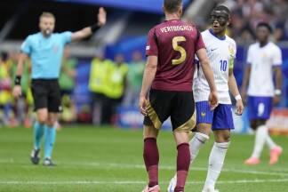 Vertonghen traf ins eigene Tor, Superstar Mbappe (r.) hingegen blieb glücklos. 