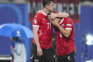 Michael Gregoritsch tröstet Alexander Prass.  