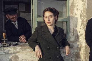 In der Netflix-Serie „Transatlantic“ spielt Deleila Piasko die antifaschistische Kämpferin Lisa Fittko, die während des Zweiten Weltkriegs Flüchtlinge zu Fuß über die Pyrenäen führte.  