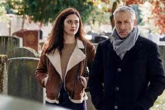 „Die Zweiflers“. Im Bild: Dana (Deleila Piasko) und ihr Vater Jackie (Mark Ivanir). 