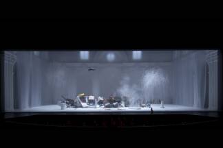 „Don Giovanni“ 2021 im Festspielhaus. Im Bühnenbild von Romeo Castellucci spielten auch zwölf Tonnen an Requisiten mit. 