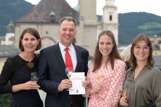 Manuela Pöllmann (rechts) wurde von Pate Hansjörg Brunner im übertragenen Sinn an die Hand genommen. Seine Gattin Marlies und Tochter Caroline begleiteten beide.  