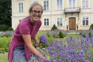 Barbara Jakob, Schlossherrin von Pfaffstätt bei den Lavendelpflanzen. 
