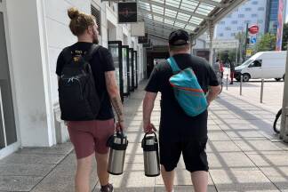 Die Sozialarbeiter haben immer ein Getränk für ihre Klienten dabei. 