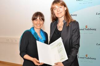 2013 war Kaltenegger (r. mit der damaligen Landesrätin Martina Berthold) die erste Preisträgerin des vom Land Salzburg ausgeschriebenen Christian-Doppler-Preises.  