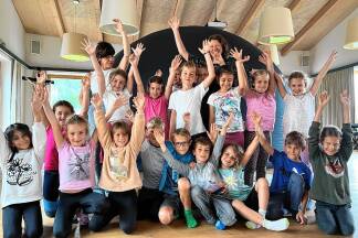 Im Inneren des Planetariums wird der Wiener Nachthimmel auf die Kuppel projiziert, von dort ging es bis in die Tiefen des Weltalls für die Volksschule Adnet (hier die 2B mit Lehrerin Johanna Doppler). Bild: sw/petry  