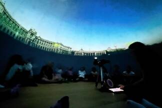 Im Inneren des Planetariums wird der Wiener Nachthimmel auf die Kuppel projiziert, von dort ging es bis in die Tiefen des Weltalls (siehe Video). 