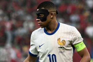 Maskenmann Kylian Mbappe stieg auf. 