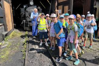 Volksschüler aus dem Taurachtal lernten bei einem Tag der offenen Tür die nostalgische Taurachbahn in Mauterndorf kennen. 