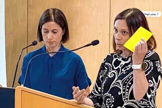 Von vielen Anrainern in Neualm (hier rechts Tina Brunauer-Laimer) gab es die „Gelbe Karte“ für die S-Link-Projektgesellschaft. 