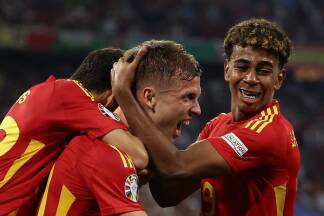 Spanischer Jubel: Dani Olmo (Mitte) und Lamine Yamal (rechts) trafen gegen Frankreich.  