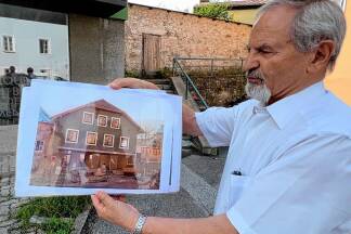Historiker Wolfgang Wintersteller hat im Stadtarchiv mehrere Fotos ausgegraben, die beweisen sollen, dass die Stiege im Hintergrund nicht in den 1970ern mit dem benachbarten Haus abgerissen wurde, sondern viel älter ist.   