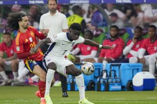 Bukayo Saka (rechts) behauptet den Ball gegen den wieder ausgepfiffenen Marc Cucurella. 