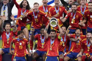 Kapitän Alvaro Morata stemmt den Pokal in die Höhe. 